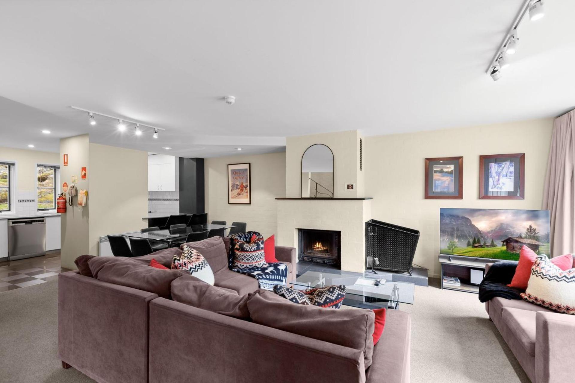 Village Green 2 Bedroom Loft Townhouse With Views Fireplace And Garage Parking Thredbo Esterno foto