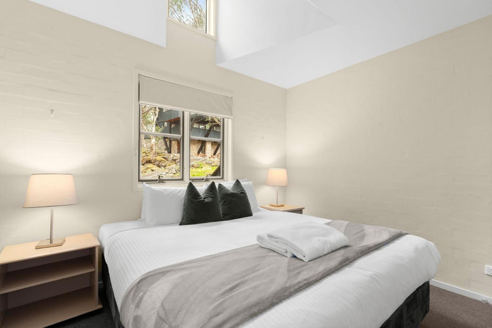 Village Green 2 Bedroom Loft Townhouse With Views Fireplace And Garage Parking Thredbo Esterno foto