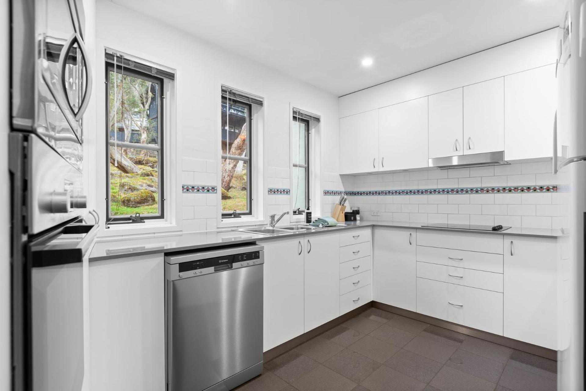Village Green 2 Bedroom Loft Townhouse With Views Fireplace And Garage Parking Thredbo Esterno foto