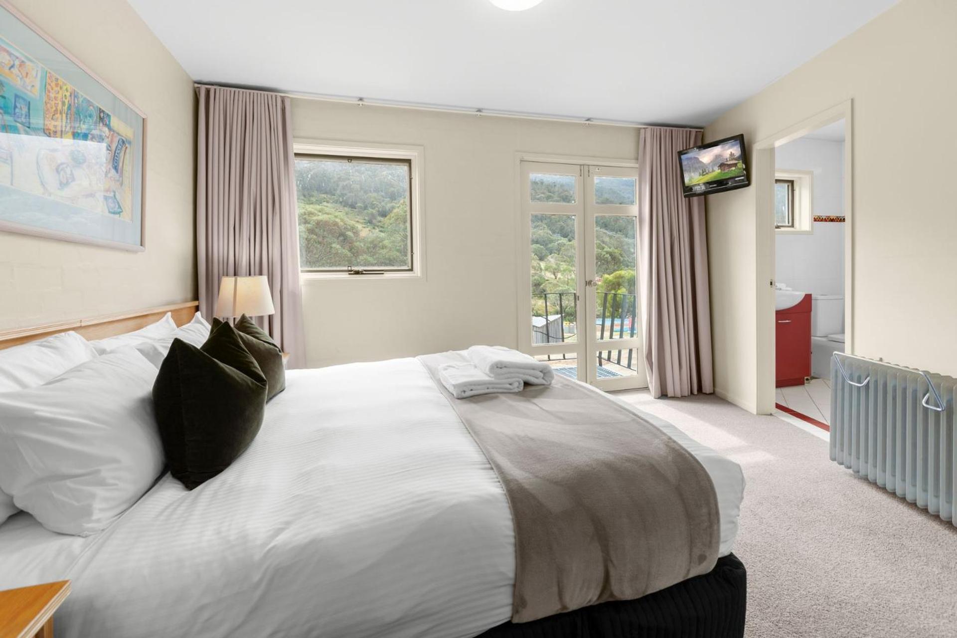 Village Green 2 Bedroom Loft Townhouse With Views Fireplace And Garage Parking Thredbo Esterno foto