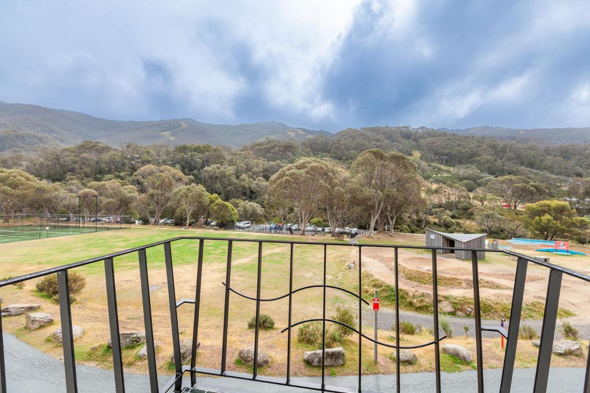 Village Green 2 Bedroom Loft Townhouse With Views Fireplace And Garage Parking Thredbo Esterno foto