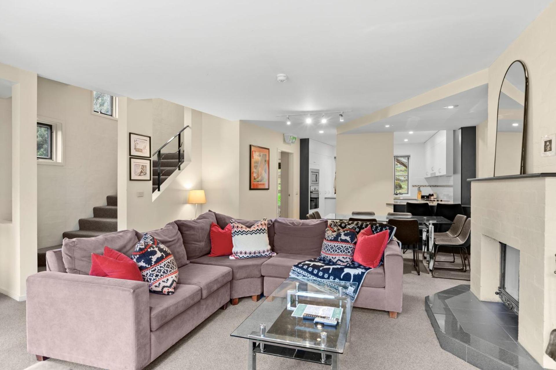 Village Green 2 Bedroom Loft Townhouse With Views Fireplace And Garage Parking Thredbo Esterno foto