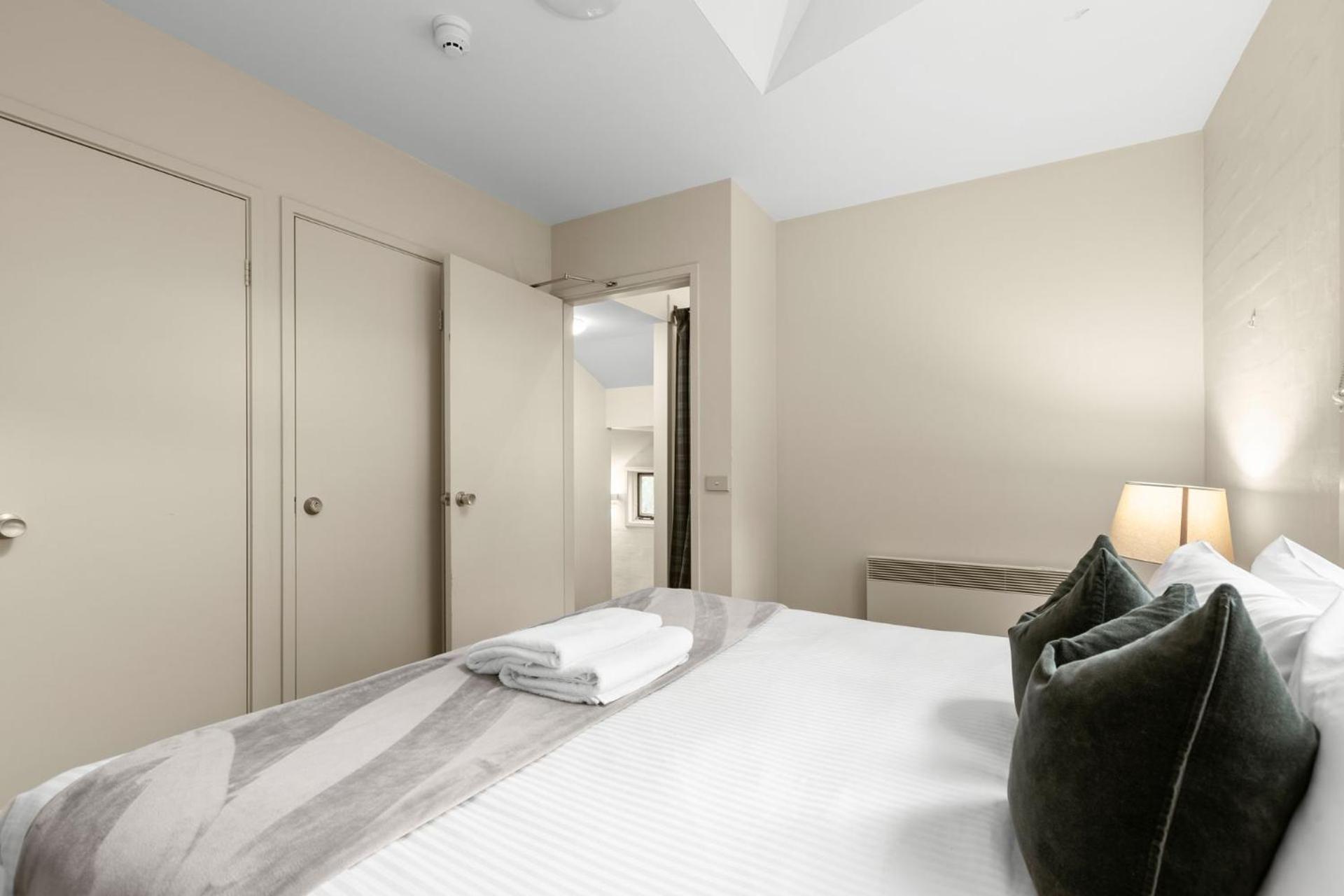 Village Green 2 Bedroom Loft Townhouse With Views Fireplace And Garage Parking Thredbo Esterno foto