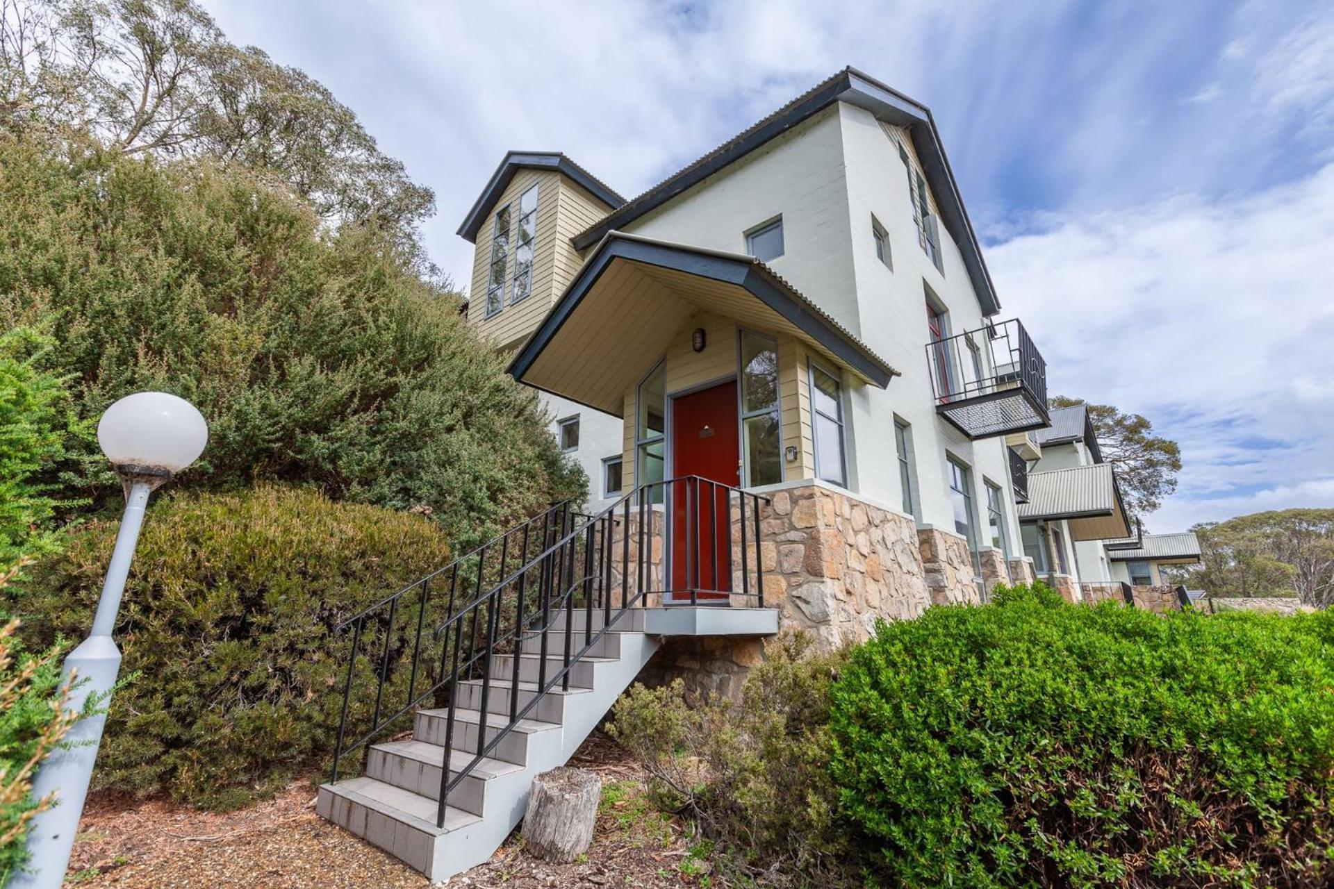 Village Green 2 Bedroom Loft Townhouse With Views Fireplace And Garage Parking Thredbo Esterno foto