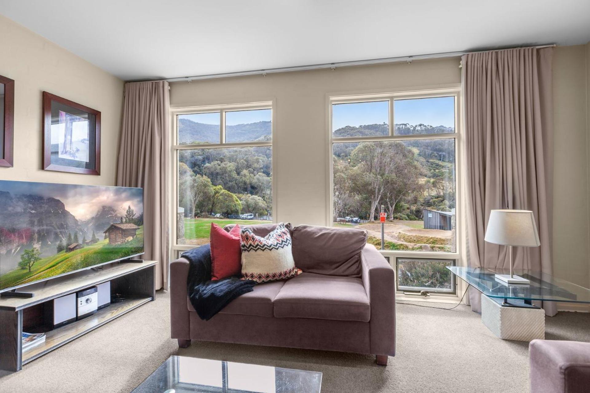 Village Green 2 Bedroom Loft Townhouse With Views Fireplace And Garage Parking Thredbo Esterno foto