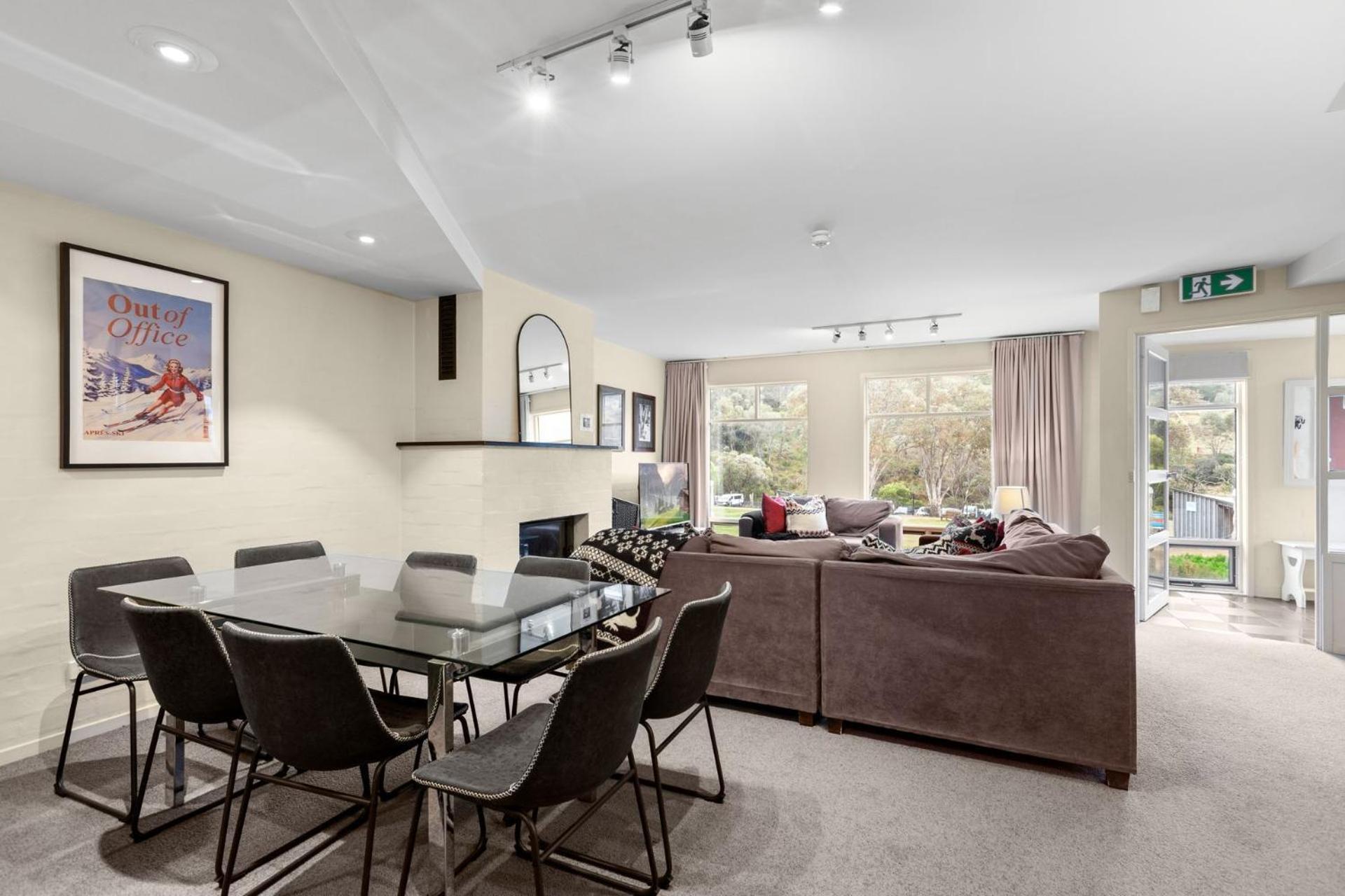 Village Green 2 Bedroom Loft Townhouse With Views Fireplace And Garage Parking Thredbo Esterno foto