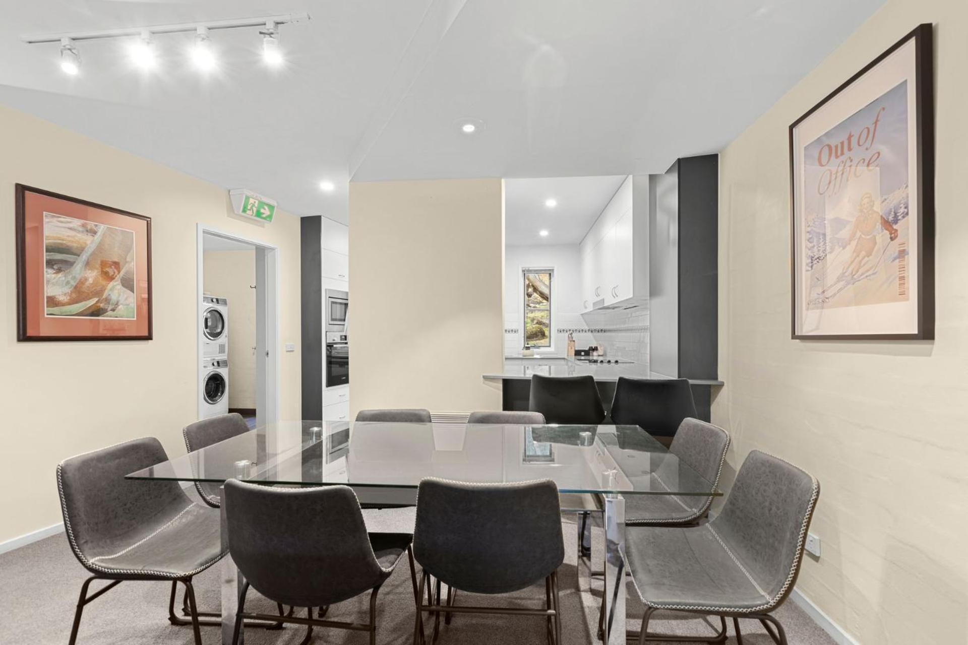 Village Green 2 Bedroom Loft Townhouse With Views Fireplace And Garage Parking Thredbo Esterno foto