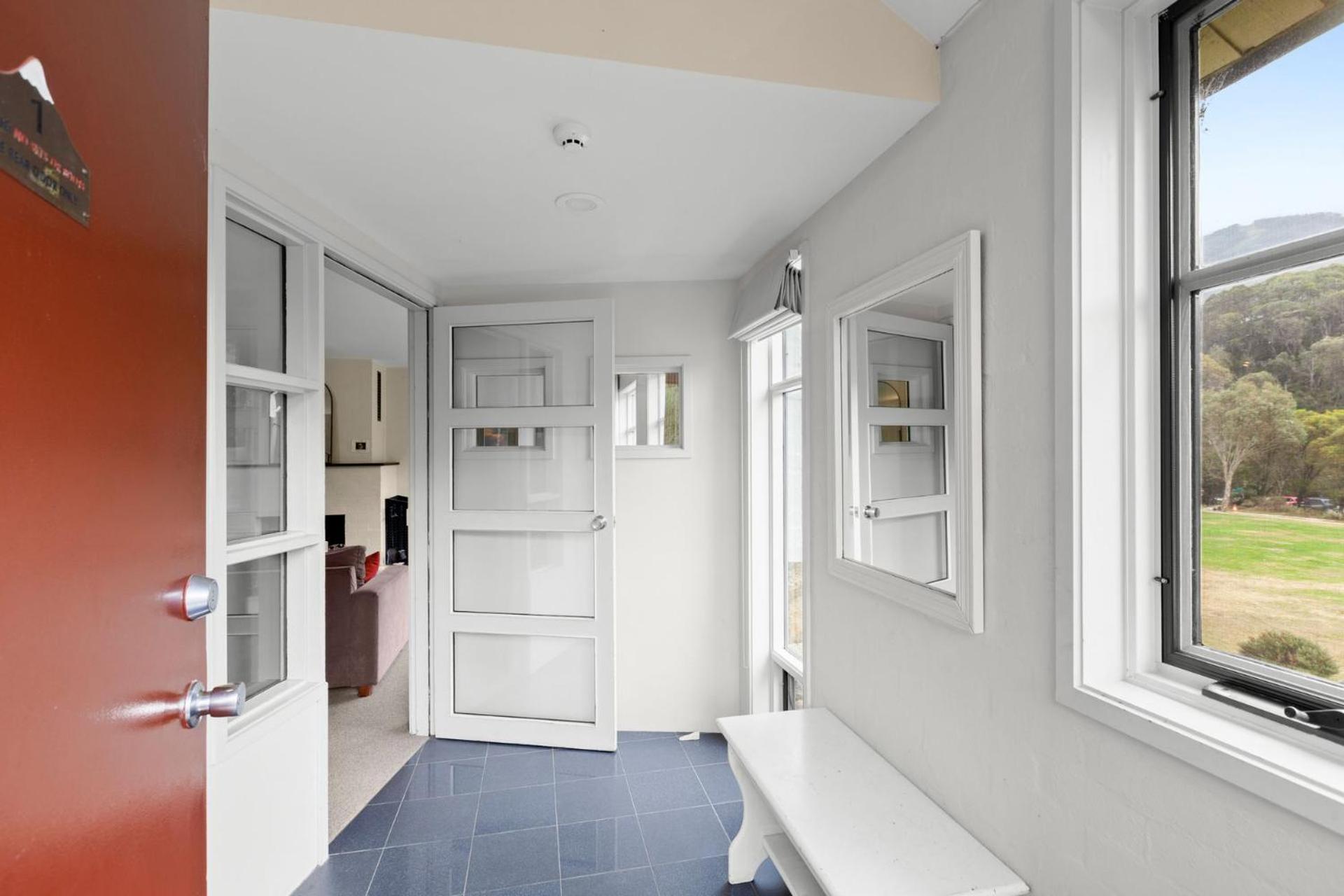 Village Green 2 Bedroom Loft Townhouse With Views Fireplace And Garage Parking Thredbo Esterno foto