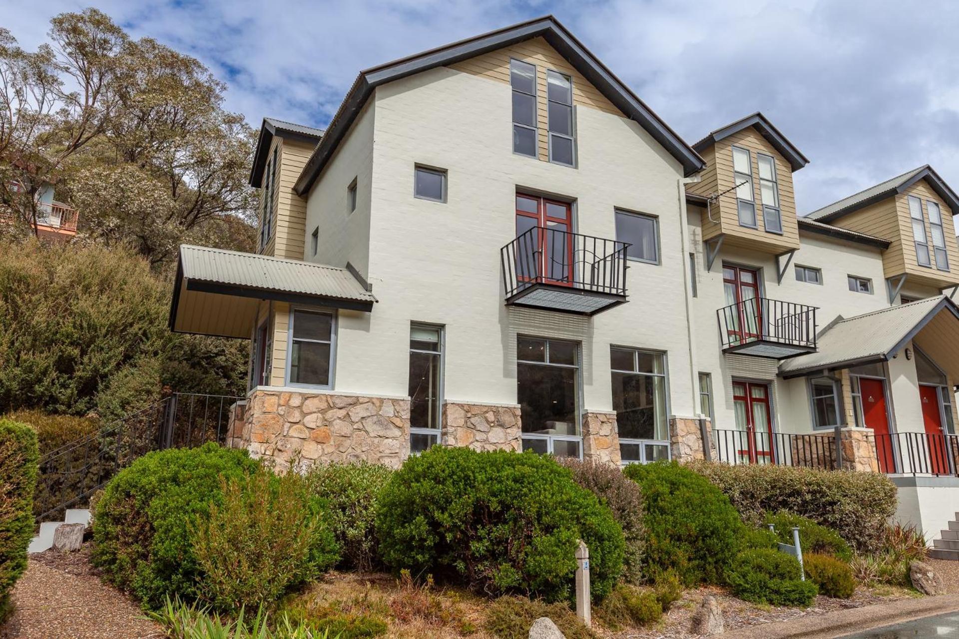 Village Green 2 Bedroom Loft Townhouse With Views Fireplace And Garage Parking Thredbo Esterno foto
