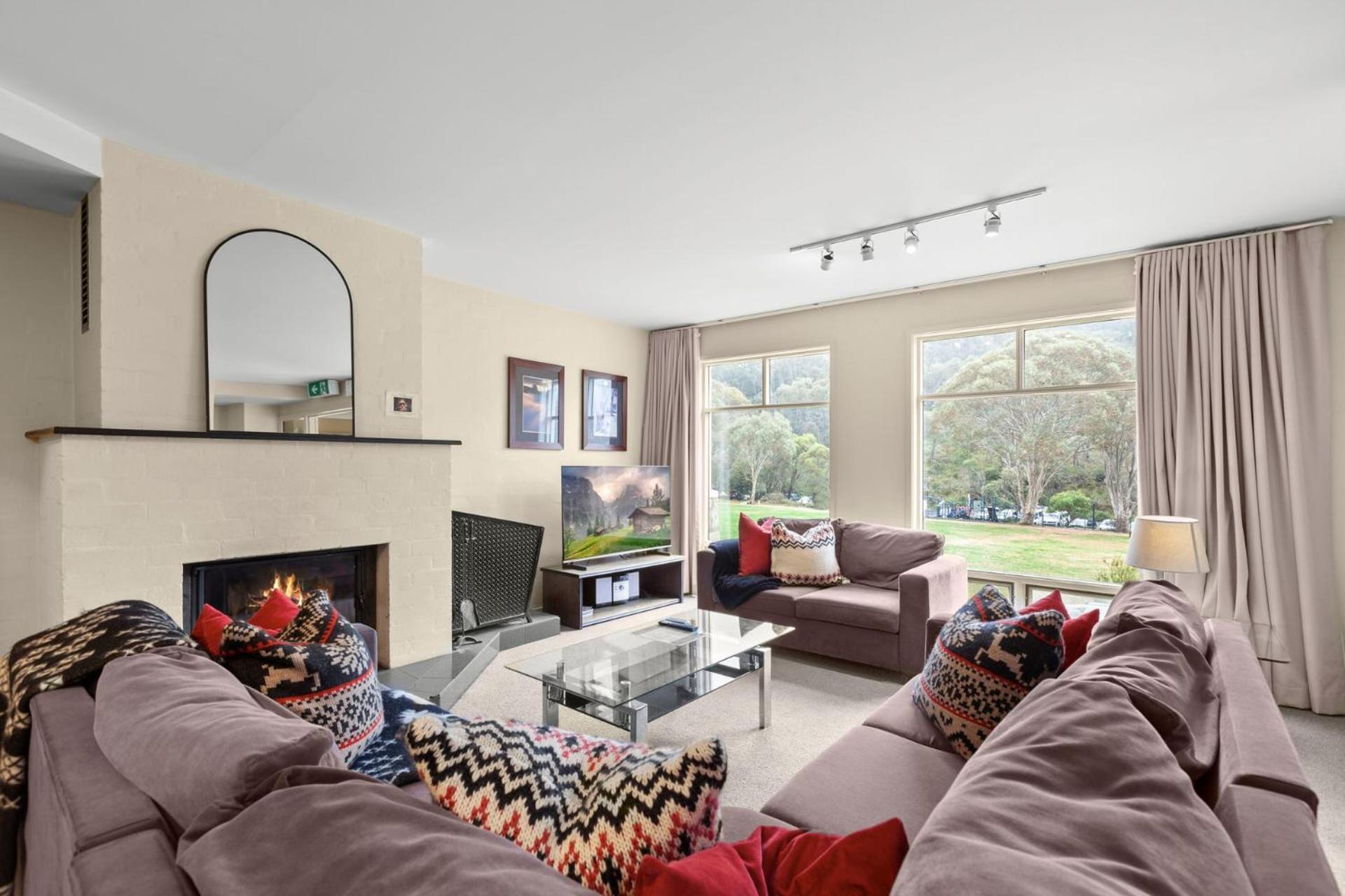 Village Green 2 Bedroom Loft Townhouse With Views Fireplace And Garage Parking Thredbo Esterno foto